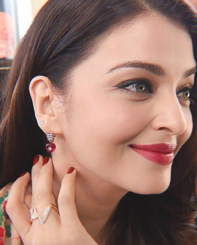 Aishwarya Rai Vanki Ring: The Iconic V-Shaped Ring That Made Headlines Aishwarya Rai Vanki Ring: The Iconic V-Shaped Ring That Made Headlines